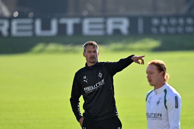 October 6, 2026, Mönchengladbach, Soccer, Men s, 2026–2027 Season, Borussia Mönchengladbach Training: Alexander Blessin, Gladbach Coach, Gives Instructions. DFL regulations prohibit any use of photographs as image sequences and or quasi-video footage at Borussia Park, North Rhine-Westphalia, Germany