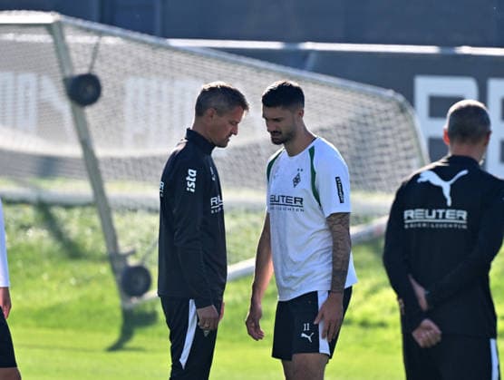 October 6, 2026, Mönchengladbach Soccer, Men s, 2026–2027 season, Borussia Mönchengladbach training: In conversation with (from left) Alexander Blessin, Gladbach coach, and Tim Kleindienst, Gladbach. DFL regulations prohibit any use of photographs as image sequences and or quasi-video footage at Borussia Park, North Rhine-Westphalia, Germany