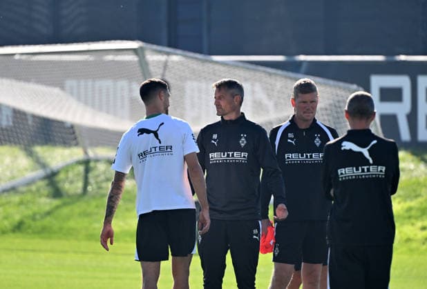 October 6, 2026, Mönchengladbach Soccer, Men s, 2026–2027 season, Borussia Mönchengladbach training: In conversation with (from left) Tim Kleindienst (Gladbach) and Alexander Blessin (Gladbach coach). DFL regulations prohibit any use of photographs as image sequences and or quasi-video content at Borussia Park, North Rhine-Westphalia, Germany