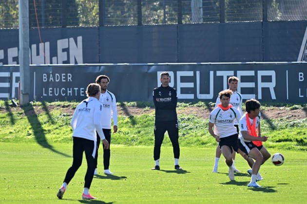 October 6, 2026, Mönchengladbach Soccer, Men s, 2026–2027 season, Borussia Mönchengladbach training: Alexander Blessin, Gladbach’s coach, watches his players during an exercise. DFL regulations prohibit any use of photographs as image sequences and or quasi-video footage. Borussia Park, North Rhine-Westphalia, Germany