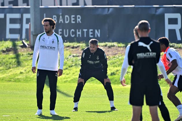 October 6, 2026, Mönchengladbach Soccer, Men s, 2026–2027 season, Borussia Mönchengladbach training: Alexander Blessin, Gladbach coach, looking very closely from the center of the back line. DFL regulations prohibit any use of photographs as image sequences and or quasi-video. Borussia Park, North Rhine-Westphalia, Germany