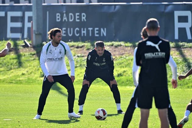 October 6, 2026, Mönchengladbach Soccer, Men s, 2026–2027 season, Borussia Mönchengladbach training session: Alexander Blessin, Gladbach coach; in the center of the back row, looking very closely; in the front left, Joe Scally, Gladbach. DFL regulations prohibit any use of photographs as image sequences and or quasi-video. Borussia Park, North Rhine-Westphalia, Germany