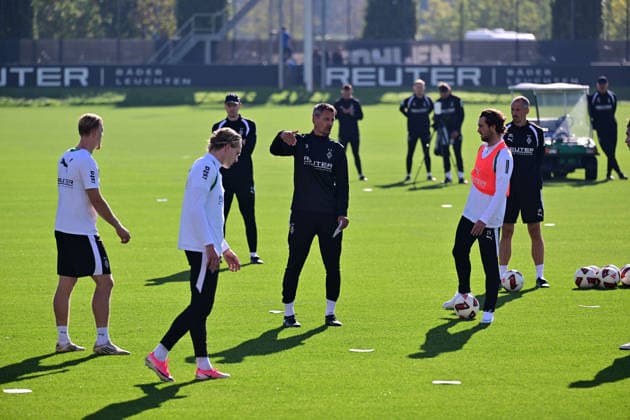 October 6, 2026, Mönchengladbach Soccer, Men s, 2026–2027 Season, Borussia Mönchengladbach training: Alexander Blessin, Gladbach coach, center, gives instructions to his players (from left): Isac Lidberg (Gladbach), David Herold (Gladbach), David Herold (Gladbach), Joe Scally (Gladbach). DFL regulations prohibit any use of photographs as image sequences and or quasi-video. Borussia Park, North Rhine-Westphalia, Germany