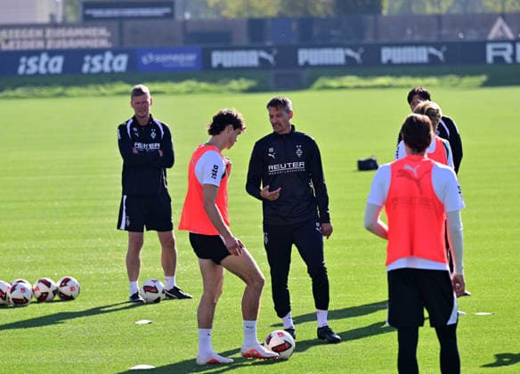 October 6, 2026, Mönchengladbach Soccer, Men s, 2026–2027 season, Borussia Mönchengladbach training: In conversation with (from left) Philipp Sander (Gladbach) and Alexander Blessin (Gladbach coach). DFL regulations prohibit any use of photographs as image sequences and or quasi-video content at Borussia Park, North Rhine-Westphalia, Germany