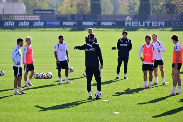 October 6, 2026, Mönchengladbach Soccer, Men s, 2026–2027 season, Borussia Mönchengladbach training: Alexander Blessin, Gladbach coach, center, gives instructions to his players. DFL regulations prohibit any use of photographs as image sequences and or quasi-video content at Borussia Park, North Rhine-Westphalia, Germany