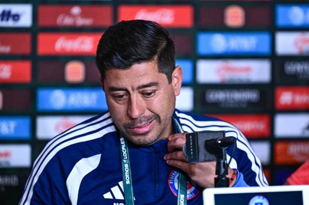 Futbol, entrenamiento de la seleccion chilena. Amistoso 2026. Los jugadores de la seleccion chilena practican en el Los Angeles Memorial Coliseum previo a su partido amistoso frente a Mexico en Los Angeles, Estados Unidos. En la foto el entrenador Nicolas Cordova asiste a la conferencia de prensa. 05 10 2026 Adrian Macias Mexsport Photosport Football, Chilean national team, Nationalteam training session. 2026 friendly match. Chilean national team players practice at the Los Angeles Memorial Coliseum previous to their friendly match against Mexico in Los Angeles, USA. In the picture Chilean National team manager Nicolas Cordova attends to the press conference, PK, Pressekonferenz 05 10 2026 Adrian Macias Mexsport Photosport Entrenamiento de la seleccion chilena en Los Angeles 