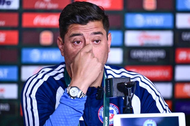 Futbol, entrenamiento de la seleccion chilena. Amistoso 2026. Los jugadores de la seleccion chilena practican en el Los Angeles Memorial Coliseum previo a su partido amistoso frente a Mexico en Los Angeles, Estados Unidos. En la foto el entrenador Nicolas Cordova asiste a la conferencia de prensa. 05 10 2026 Adrian Macias Mexsport Photosport Football, Chilean national team, Nationalteam training session. 2026 friendly match. Chilean national team players practice at the Los Angeles Memorial Coliseum previous to their friendly match against Mexico in Los Angeles, USA. In the picture Chilean National team manager Nicolas Cordova attends to the press conference, PK, Pressekonferenz 05 10 2026 Adrian Macias Mexsport Photosport Entrenamiento de la seleccion chilena en Los Angeles 