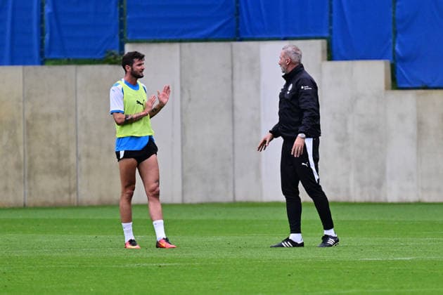 October 6, 2026, Soccer, Men s, 2nd Division Bundesliga, 2026–2027 Season, Holstein Kiel Training: KSV’s Giorgi Kvilitaia gets a stern talking-to from Coach Tim Walter in Kiel, near Holstein Stadium Projensdorf, Training Center, Northern Schleswig-Holstein, Germany