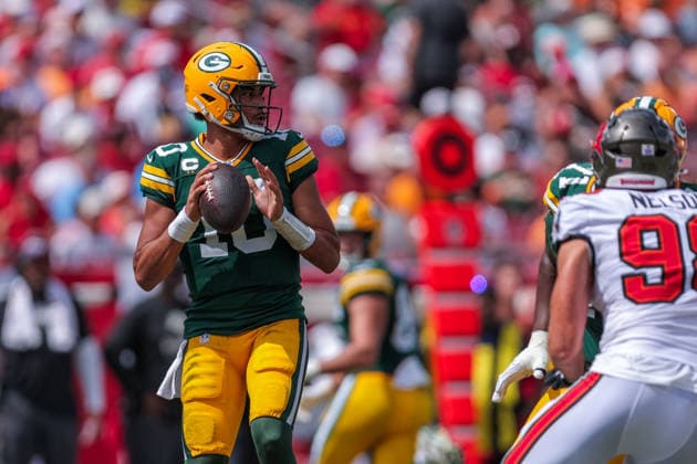 Oct 4, 2026; Tampa, FL, USA; Green Bay Packers quarterback Jordan Love (10) looks for an open receiver during the NFL, American Football Herren, USA game between the Green Bay Packers and Tampa Bay Buccaneers at Raymond James Stadium. Mandatory Credit: Taylor McFee-Cal Media Tampa USA - ZUMAc04_ 20261004_zma_c04_625 Copyright: xTaylorxMcfeex