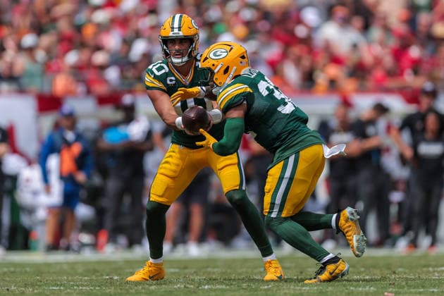 Oct 4, 2026; Tampa, FL, USA; Green Bay Packers quarterback Jordan Love (10) hands the ball off to Green Bay Packers running back Chris Brooks (30) during the NFL, American Football Herren, USA game between the Green Bay Packers and Tampa Bay Buccaneers at Raymond James Stadium. Mandatory Credit: Taylor McFee-Cal Media Tampa USA - ZUMAc04_ 20261004_zma_c04_656 Copyright: xTaylorxMcfeex