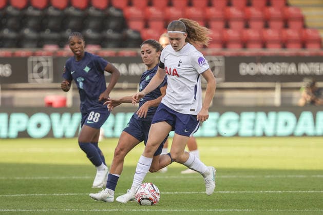 LEYTON, ENGLAND - October 04: Signe Gaupset (8) of Tottenham Hotspur on the ball while Danielle van de Donk (10) of London City Lionesses during the Women’s Super League match at Brisbane Road Stadium, Leyton, on October 04, 2026 in London, England Copyright: xJodyxDemay-Daviesx xSPPx Sportspressphoto_SPR247073