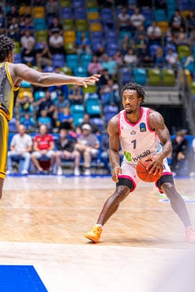 FRANKFURT AM MAIN, GERMANY - OCTOBER 6: Isaiah Swope (Skyliners Frankfurt, 1) with ball during the BKT EuroCup 2026 27, match between Frankfurt Skyliners vs. BC Siauliai at Suewag Energie Arena on October 6, 2026 in Frankfurt am Main, Germany. Hessen Germany Copyright: xBEAUTIFULxSPORTS Freudensteinx