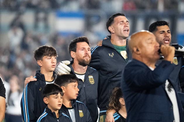 BUENOS AIRES, ARGENTINA - OCTOBER 06: Lionel Messi of Argentina and Emiliano Martinez of Argentina line up for anthem prior the International Friendly, Länderspiel, Nationalmannschaft football match between Argentina and Benin at Estadio Monumental Antonio V. Liberti on October 06, 2026 in Buenos Aires, Argentina. Lionel Messi is making his final appearance for Argentina following his announcement of international retirement. (Photo by Richard Callis Sports Press Photo) Copyright: xRichardxCallis SportsxPressxPhotox Sportspressphoto_SPR247800