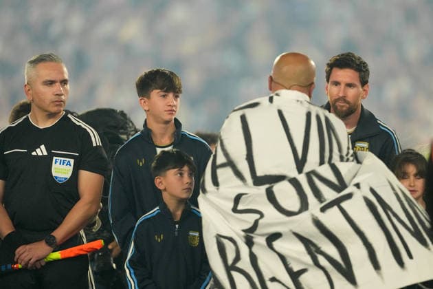 BUENOS AIRES, ARGENTINA 6 OCTOBER: Lionel Messi, an Argentine footballer, is greeted by Fabio Santana, a veteran of the 1982 Falklands War, who sang the Argentine national anthem during a friendly match between Argentina and Benin at the Estadio Monumental Antonio V. Liberti on 6 October 2026 in Buenos Aires, Argentina. Copyright: xMBxMediax