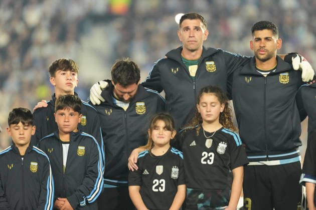 BUENOS AIRES, ARGENTINA 6 OCTOBER: Lionel Messi, an Argentina player, breaks down in tears whilst the Argentine national anthem is being sung, embraced by Emiliano Martinez and Gabriel Cuti Romero during a friendly match between Argentina and Benin at the Estadio Monumental Antonio V. Liberti on 6 October 2026 in Buenos Aires, Argentina. Copyright: xMBxMediax