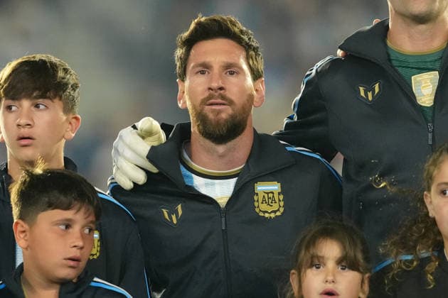 BUENOS AIRES, ARGENTINA 6 OCTOBER: Lionel Messi, an Argentina player, breaks down in tears whilst the Argentine national anthem is being sung, embraced by Emiliano Martinez and Gabriel Cuti Romero during a friendly match between Argentina and Benin at the Estadio Monumental Antonio V. Liberti on 6 October 2026 in Buenos Aires, Argentina. Copyright: xMBxMediax