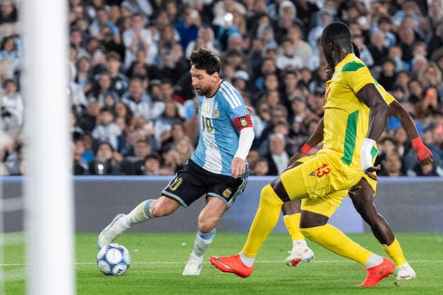 BUENOS AIRES, ARGENTINA - OCTOBER 6: Lionel Messi of Argentina (L) controls the ball under pressure from Mohamed Tijani of Benin (R) during the International Friendly, Länderspiel, Nationalmannschaft football match between Argentina and Benin at the Estadio Monumental Antonio V. Liberti on October 6, 2026, in Buenos Aires, Argentina. Richard Callis Fotoarena (Richard Callis SPP) Copyright: xRichardxCallisx xSPPx spp-en-RiCa-3026246