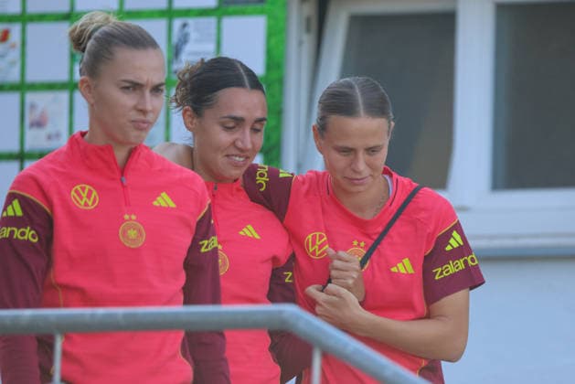 Eppelheim, Germany, October 7, 2026 German Women s National Soccer Team Training Friendly Match: Germany vs. Australia Pictured, from left: Laura Freigang (Germany), Bibiane Schulze Solano (Germany), and Klara Bühl (Germany) Copyright: HMBxMedia MadeleinexFantini