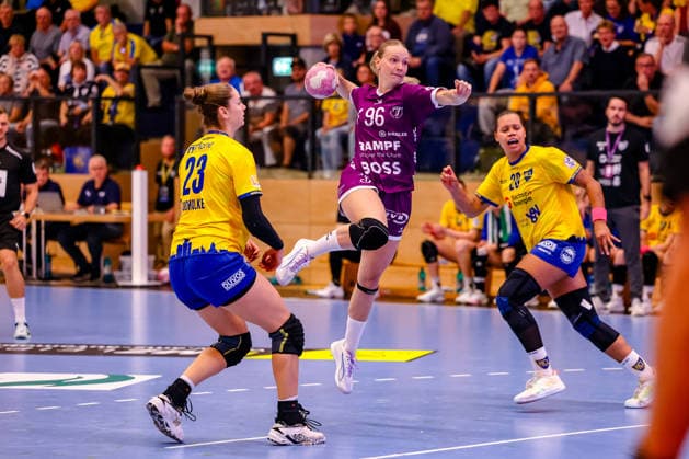 Charlotte Cholevova of TusSies Metzingen, No. 96, throws the ball and jumps high; Marlene Tucholke of HC Leipzig, No. 23, and Sharleen Juliette Greschner of HC Leipzig, No. 20, GER, HC Leipzig vs. TusSies Metzingen, Handball, ALSCO Women’s Handball Bundesliga, Matchday 5, 2026–2027 season, October 7, 2026, GER, HC Leipzig vs. TusSies Metzingen, Handball, ALSCO Women’s Handball Bundesliga, Matchday 5, 2026–2027 season, October 7, 2026, Markranstädt Copyright: xEibner-Pressefoto LauraxRoemerx EP_LRR