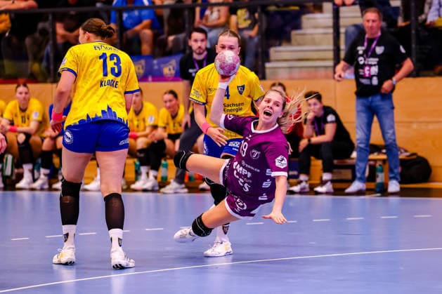 Johanna Farkas of TusSies Metzingen, 19, falls to the ground screaming while in possession of the ball after a tackle, a duel, or a battle with Laura Sophie Klocke of HC Leipzig, 13, and Jana Walther of HC Leipzig, 04, GER, HC Leipzig vs. TusSies Metzingen, handball, ALSCO Women’s Handball Bundesliga, Matchday 5, 2026–2027 season, October 7, 2026, GER, HC Leipzig vs. TusSies Metzingen, Handball, ALSCO Women’s Handball Bundesliga, Matchday 5, 2026–2027 season, October 7, 2026, Markranstädt Copyright: xEibner-Pressefoto LauraxRoemerx EP_LRR