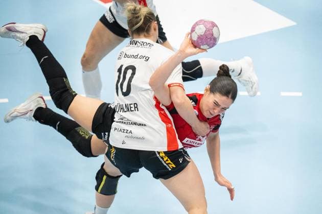 WOMEN S HANDBALL 2026–2027 5TH BUNDESLIGA 1ST MATCHDAY THC HSG BLOMBERG LIPPE ** FOR EDITORIAL PURPOSES ONLY ** EDITORIAL USE ONLY ** p 07 10 2026 Bad Langensalza Women’s Handball 1st Bundesliga Women’s Season 2026–2027 Salzhalle Matchday 5 Thüringer HC vs. HSG Blomberg Lippe in the photo: Luca Csikos 5 Thüringer HC in a duel with Maxi Mühlner 10 HSG Blomberg Lippe Germany Thuringia Bad Langensalza Copyright SaschaxFromm Copyright: SaschaxFromm doc87xhn34jop317hrdg26 ,EDITORIAL USE ONLY Copyright: SaschaxFromm