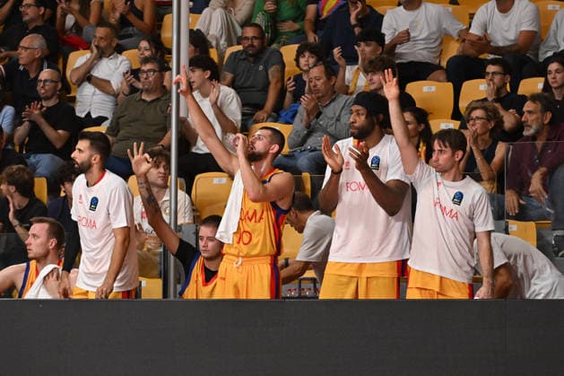 IPA89407427 - The BC Roma bench celebrates a basket during the BKT EuroCup Round 2 game between BC Roma and Lietkebalis at the Palazzetto dello on the 7th, 2026, in Rome, Italy.  Copyright: xRobertoxBettacchi IPAxSportx xx IPA89407427