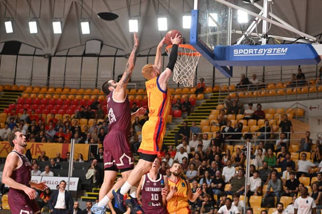 IPA89407435 - Niccolo Mannion of BC Roma shoots the ball during the BKT EuroCup Round 2 game between BC Roma and Lietkebalis at the Palazzetto dello on the 7th of 2026 in Rome, Italy.  Copyright: xRobertoxBettacchi IPAxSportx xx IPA89407435