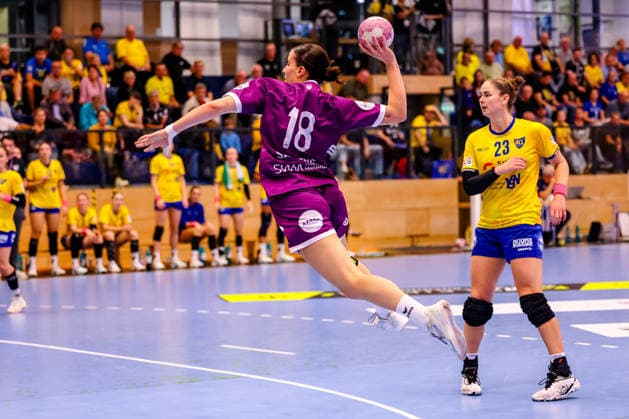 TusSies Metzingen, No. 18, throws the ball; Marlene Tucholke, HC Leipzig, No. 23, GER, HC Leipzig vs. TusSies Metzingen, Handball, ALSCO Women s Handball Bundesliga, Matchday 5, 2026–2027 season, October 7, 2026, GER, HC Leipzig vs. TusSies Metzingen, Handball, ALSCO Women’s Handball Bundesliga, Matchday 5, 2026–2027 season, October 7, 2026, Markranstaedt Copyright: xEibner-Pressefoto LauraxRoemerx EP_LRR