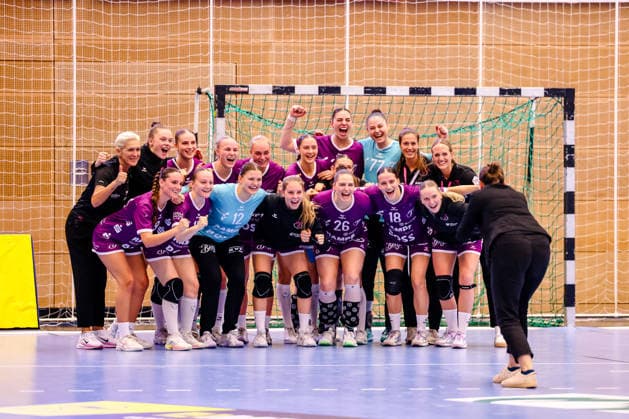 Team photo from Metzingen after the victory; celebration, joy; Ermira Lutolli, TusSies Metzingen, 09; Marie Weiss, TusSies Metzingen, 12; Svenja Huebner, TusSies Metzingen, 26, Santina Sabatnig, TusSies Metzingen, 18, Gabriela Bitolo, TusSies Metzingen, 22, Sara Suba, TusSies Metzingen, 77, Miriam Hirsch, TusSies Metzingen, Coach, GER, HC Leipzig vs. TusSies Metzingen, Handball, ALSCO Women’s Handball Bundesliga, Matchday 5, 2026–2027 Season, October 7, 2026, GER, HC Leipzig vs. TusSies Metzingen, Handball, ALSCO Women’s Handball Bundesliga, Matchday 5, 2026–2027 season, October 7, 2026, Markranstädt Copyright: xEibner-Pressefoto LauraxRoemerx EP_LRR