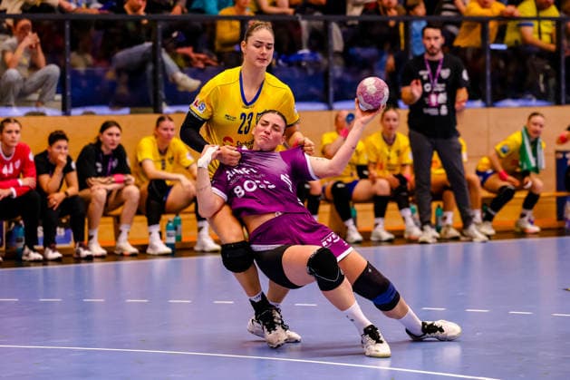 Gabriela Bitolo (TusSies Metzingen), No. 22, on the ball, one-on-one, duel, battle, held by Marlene Tucholke (HC Leipzig), No. 23, GER, HC Leipzig vs. TusSies Metzingen, Handball, ALSCO Women’s Handball Bundesliga, Matchday 5, 2026–2027 season, October 7, 2026, GER, HC Leipzig vs. TusSies Metzingen, Handball, ALSCO Women’s Handball Bundesliga, Matchday 5, 2026–2027 season, October 7, 2026, Markranstädt Copyright: xEibner-Pressefoto LauraxRoemerx EP_LRR