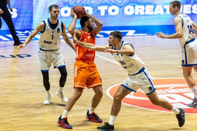 October 7, 2026, GER, BKT Eurocup, Basketball, Chemnitz, Niners Chemnitz vs. Neptunas Klaipeda, Ben Burnham (Niners Chemnitz), 25, Lukas Kreismontas (Neptunas Klaipeda), 88, Chemnitz Messe, Chemnitz, Saxony, Germany