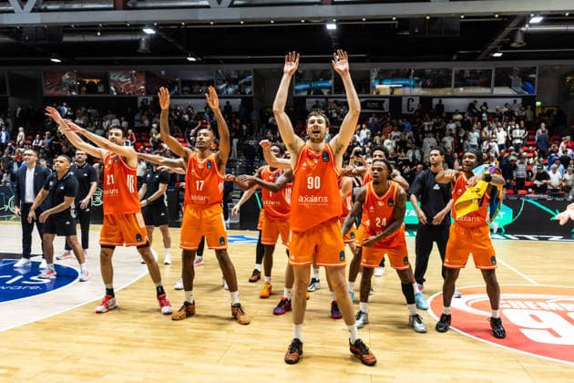 October 7, 2026, GER, BKT Eurocup, Basketball, Chemnitz, Niners Chemnitz vs. Neptunas Klaipeda, Jannis von Seckendorff of the Niners Chemnitz, 90, celebrates with the team at the Chemnitz Trade Fair, Chemnitz, Saxony, Germany