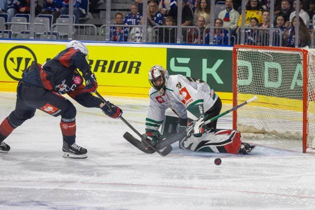 Mannheim, Germany, October 26, 2007 CHL Champions Hockey League 2026–27, Match Day 5: Adler Mannheim (Germany) vs. GKS Tychy (Poland); Marc Michaels 65; Mannheim has a golden opportunity to make it 3–2; Mannheim, Baden-Württemberg, Germany Copyright: xUdoxHerrmannx