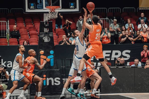 Game Day 2 of the Basketball Eurocup: Niners Chemnitz vs. Klaipedos Neptunas, October 7, 2026, starting at 7:00 p.m., Chemnitz, Chemnitz Arena. Pictured: No. 21 Mateo Seric, 37 Einaras Tubutis, Matchday 2 of the Basketball Eurocup: Niners Chemnitz vs. Klaipedos Neptunas, Chemnitz, Saxony, Germany Copyright: xEHLxMedia MichelxKöhlerx 20262709-Niners-Chemnitz-Klaipeda-Neptunas-023