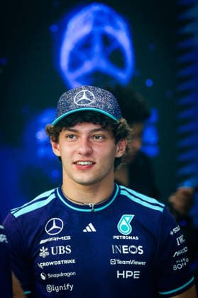 F1 - SINGAPORE GRAND PRIX 2026 KIMI ANTONELLI Andrea (ita), Mercedes AMG F1 Team W17, portrait during the 2026 Formula 1 Singapore Grand Prix, 17th round of the 2026 Formula One World Championship, WM, Weltmeisterschaft from October 9 to 11, 2026 on the Marina Bay Street Circuit, in Singapore, Singapore - SingaporeSingapore  Copyright: xFLORENTxGOODENx