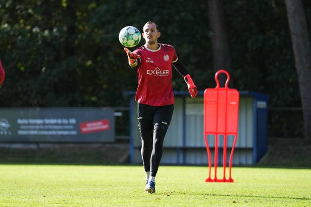 German soccer, practice session, 3rd Division, 2026–2027 season, NVB Campus B, Hänsch Arena, SV Meppen, Thursday, October 8, 2026, morning practice: Noah Oberbeck (SV Meppen) punches the ball Copyright: xLennxLübbersx