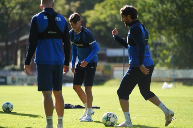 German Soccer, Training Session, 3rd Division, 2026–2027 Season, NVB Campus B, Hänsch Arena Field, SV Meppen, Thursday, October 8, 2026, morning training: Ersin Zehir (SV Meppen, 6) and Jonas Fedl (SV Meppen, 5) laughing during the rodeo Copyright: xLennxLübbersx