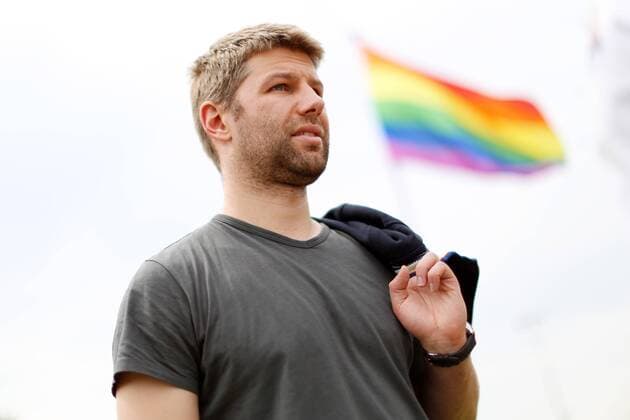 Football: Thomas Hitzlsperger talks about the difficult period leading up to his coming out – archive footage