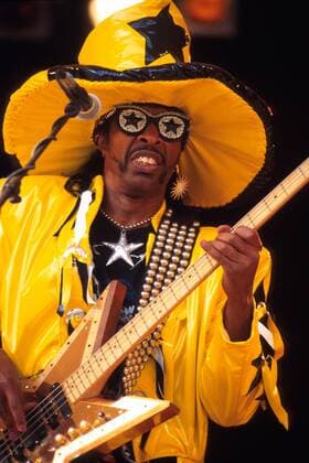 Bassist Bootsy Collins mit sternenförmigem Bass am Mikro