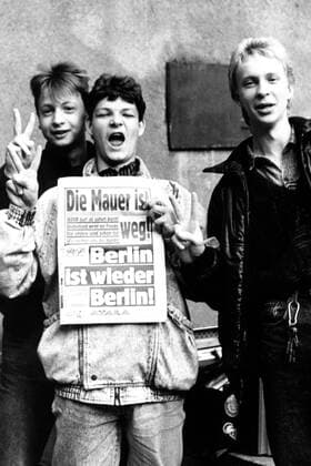 Ostberliner Schüler präsentieren die Schlagzeile der BZ Zeitung