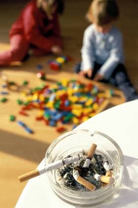 Spielende Kinder in einem Raucherhaushalt