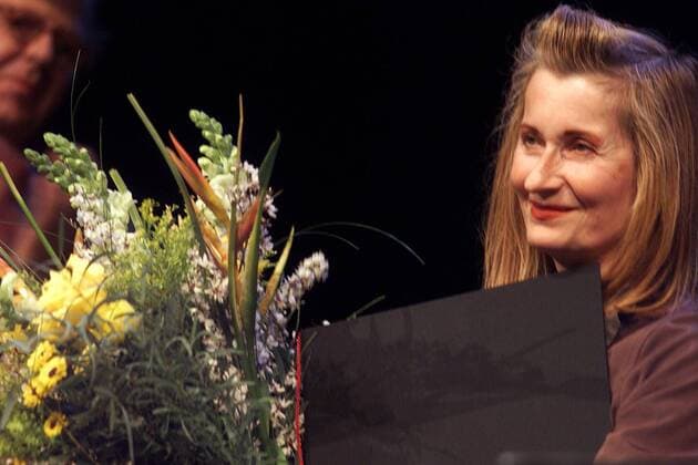 Preisträgerin Elfriede Jelinek (AUT) mit Blumen im Berliner Ensemble anlässlich der Verleihung des -Theaterpreis Berlin 2002-
