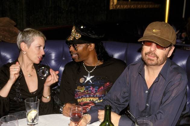 Sängerin Annie Lennox und Dave Stewart (beide GBR Eurythmics) mit Entertainer Bootsy Collins (Mitte, USA) im Cafe de Paris - London - anlässlich Wymans Buchpräsentation der Rolling Stones Story