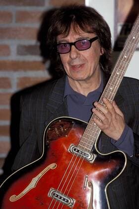 Bill Wyman (GBR) und eine von den Rolling Stones signierte Bassgitarre