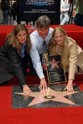 Kameramann Conrad W. Hall (Mitte, USA) und seine Schwestern Naia und Katie anlässlich der Ehrung ihres Vaters, dem verstorbenen Kameramann Conrad L. Hall, mit einem Stern auf dem Hollywood Walk of Fame