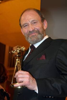 Schauspieler Michael Mendl (GER) mit seiner Trophäe als bester Schauspieler anlässlich der Verleihung der -39. GOLDENEN KAMERA- in Berlin