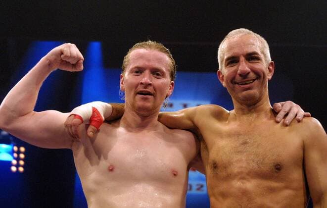 Sänger Joey Kelly (li., IRL The Kelly Family) und Schauspieler Ralf Richter (GER) nach ihrem Boxkampf anlässlich des RTL Promi Boxens in Köln