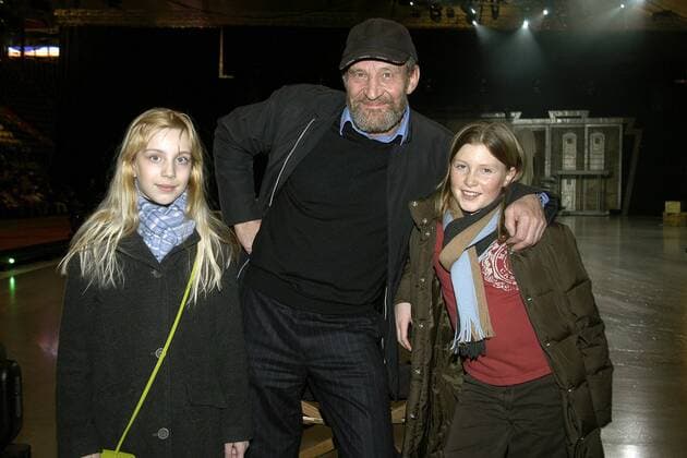 Schauspieler Michael Mendl (GER) mit seiner Tochter Stella (re., GER) und deren Freundin Stella anlässlich der Premiere von Holiday on Ice in München