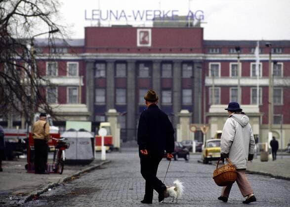 Passanten vor den Leuna Werken in Leuna