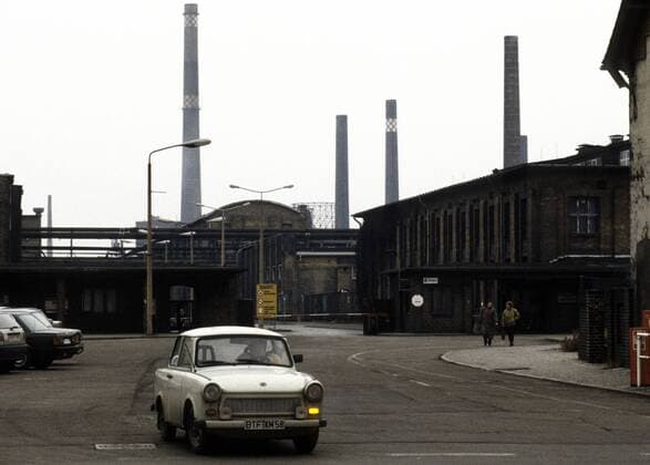 Trabant vor den Leuna Werken in Leuna